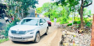 महाळुंगेत अमरधाम स्मशानभूमीकडे जाणारा रस्ता धोक्यात; संरक्षक भिंत खचल्याने व दुर्गंधीमुळे ग्रामस्थ त्रस्त