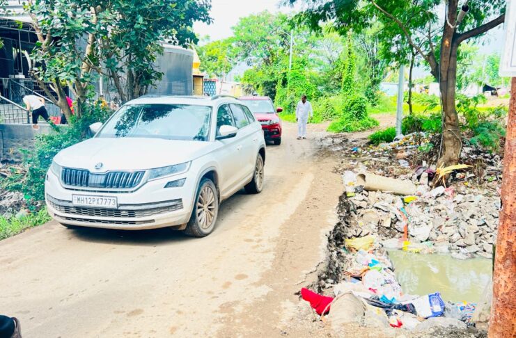महाळुंगेत अमरधाम स्मशानभूमीकडे जाणारा रस्ता धोक्यात; संरक्षक भिंत खचल्याने व दुर्गंधीमुळे ग्रामस्थ त्रस्त